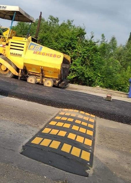 Fălticeni. Drumarii au turnat covor asfaltic peste un limitator de viteză FOTO
