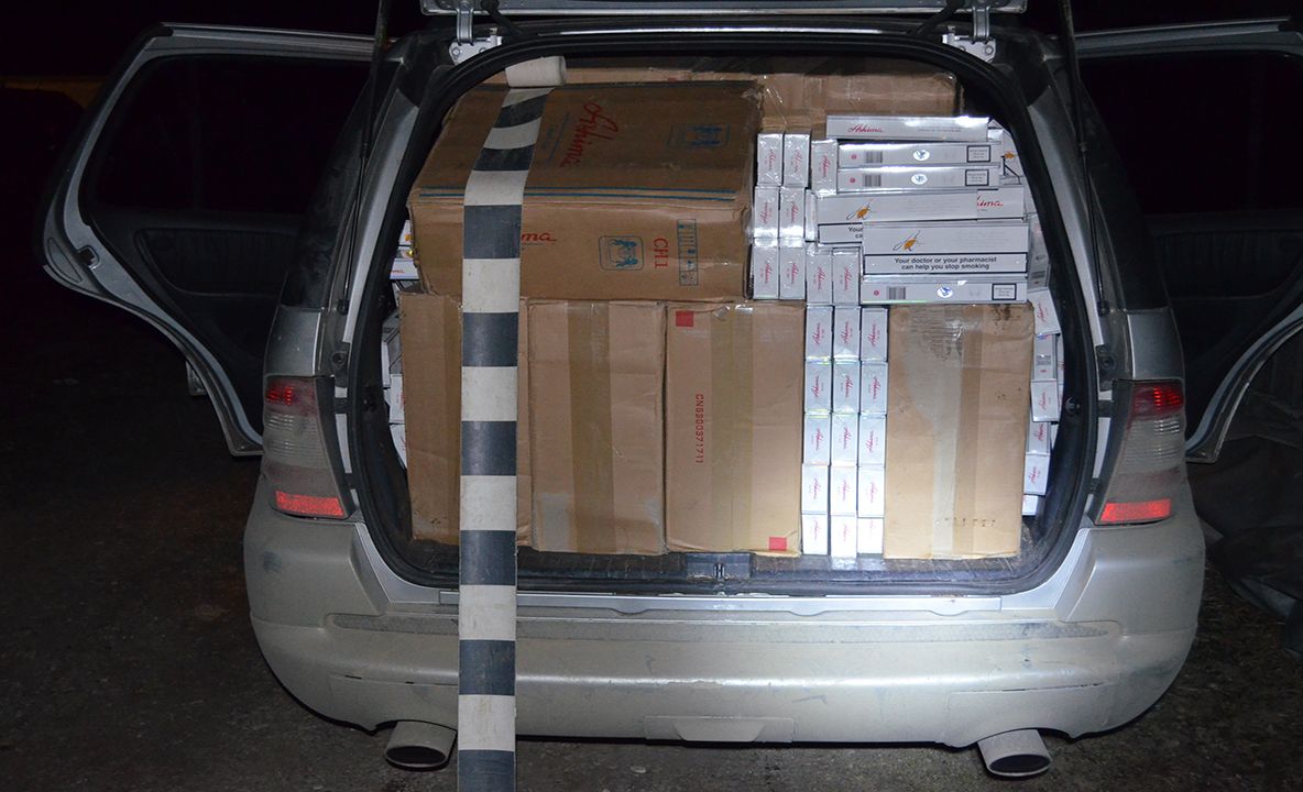 Țigări în valoare de peste 56.000 lei descoperite în două autoturisme pe raza orașului Siret