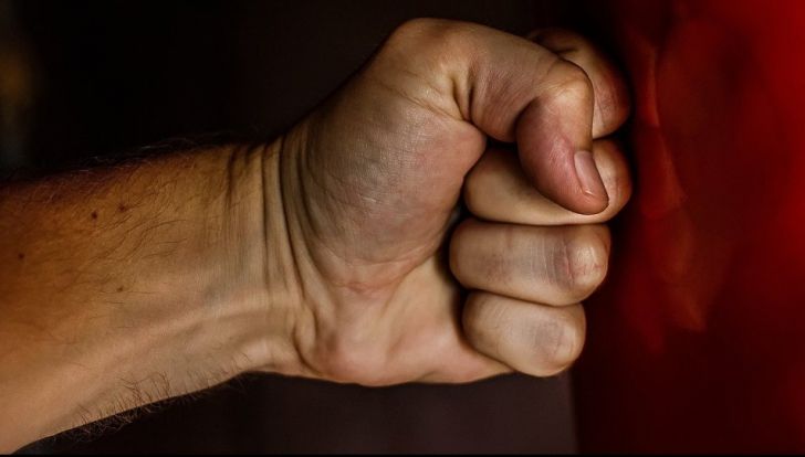 Un adolescent a ajuns la spital după ce a fost bătut de propriul tată