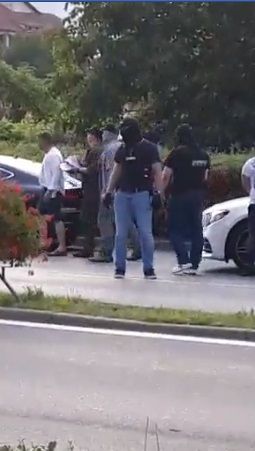 Un bărbat și-a pierdut viața și o femeie a fost rănită după ce microbuzul în care se aflau a intrat într-o casă VIDEO