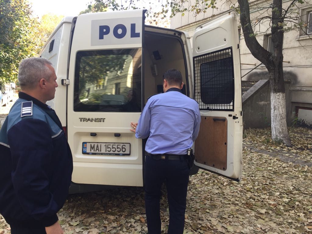 Un individ a fost reținut de polițiști după ce și-a lovit soția în fața copilului minor