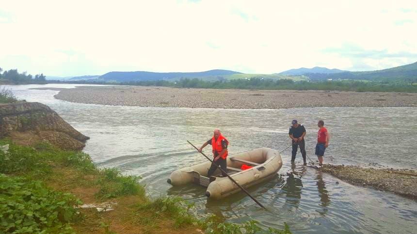 Femeie salvată de pompieri după ce era să se înece în apele râului Siret