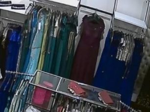 Adolescente prinse în timp ce furau haine
