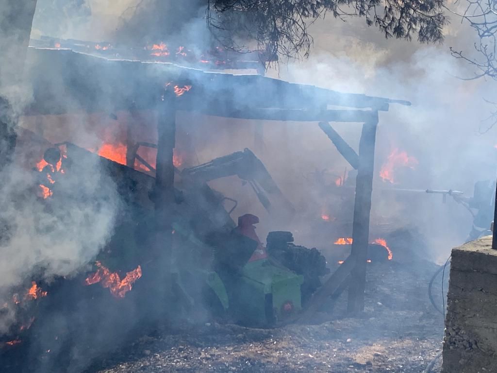 Un minor a dat foc unei anexe gospodărești, în timp ce mama lui era beată în casă