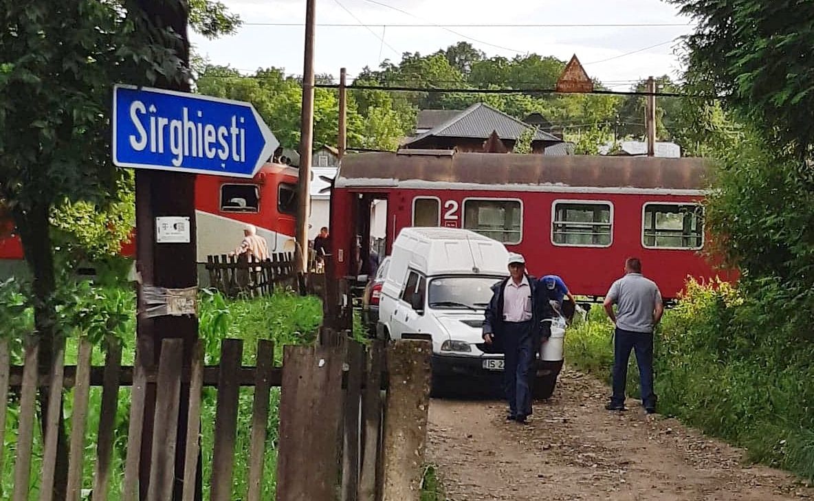 Locomotiva trenului Suceava-Cacica a deraiat din cauza unei viituri care a afectat calea ferată