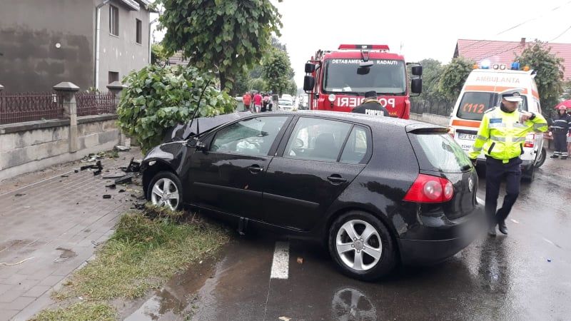 Viteză pe ploaie torențială. Un șofer a intrat cu mașina într-un arbore FOTO