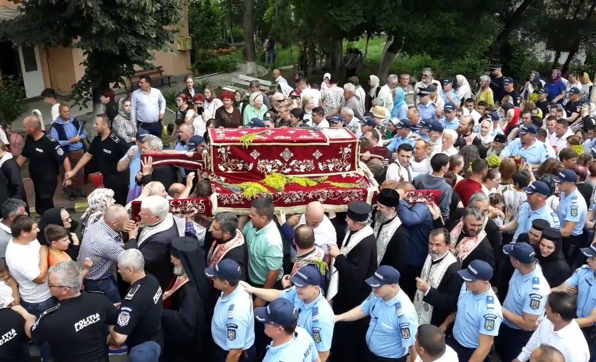 Mii de persoane au participat la procesiunea moaștelor Sf. Ioan cel Nou de la Suceava VIDEO