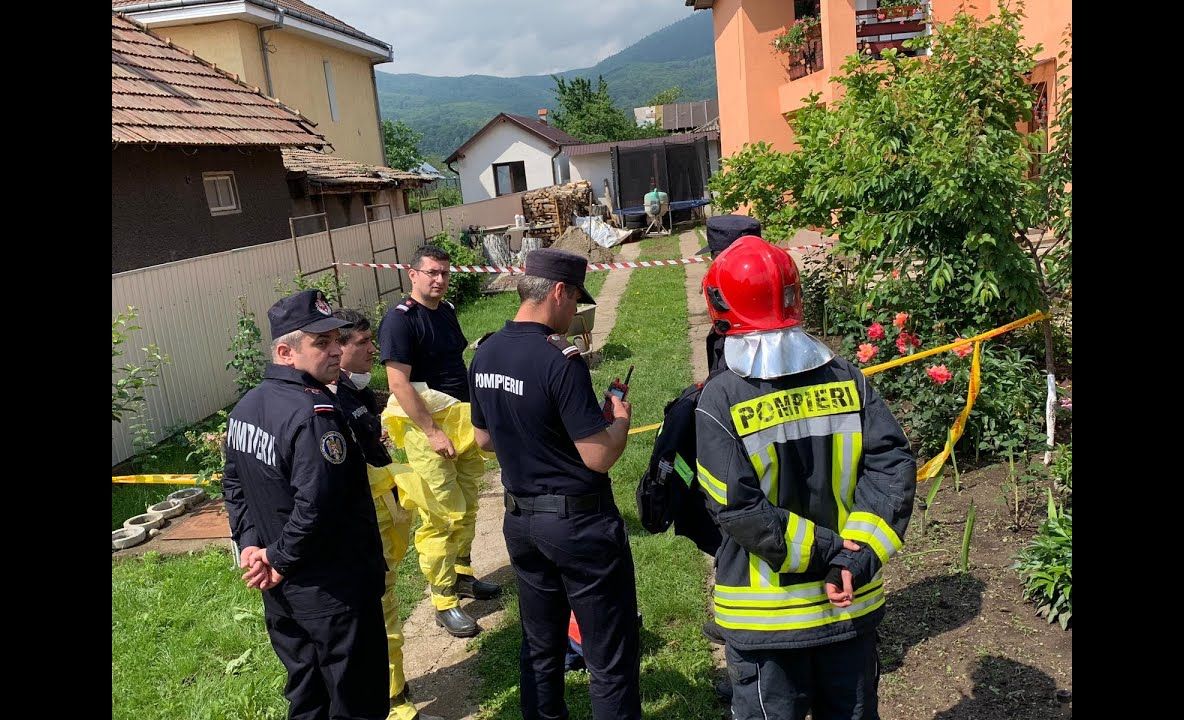 Un cablu electric defect a provocat un incendiu puternic la o gospodărie din Salcea VIDEO