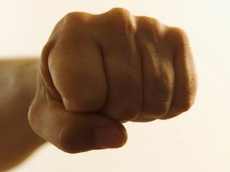 Dornean reținut, după ce a bătut un bărbat apoi i-a furat mașina