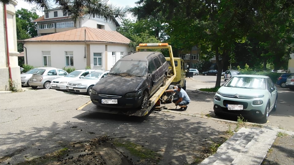 Șase mașini abandonate pe domeniul public, ridicate de Poliția Locală Suceava FOTO