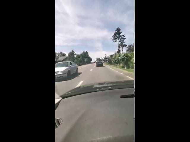 VIDEO Nuntași care circulă haotic și pun în pericol traficul rutier, filmați pe o șosea din Suceava