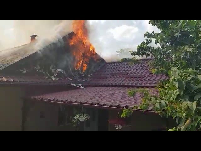 VIDEO Casă incendiată de copii care s-au jucat cu focul, la Petia