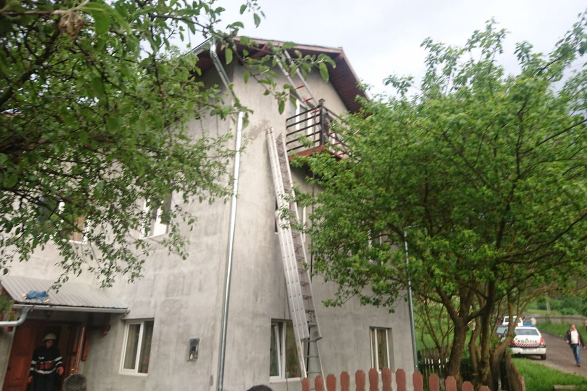 Bărbat ramas captiv în casa cuprinsă de un incendiu FOTO