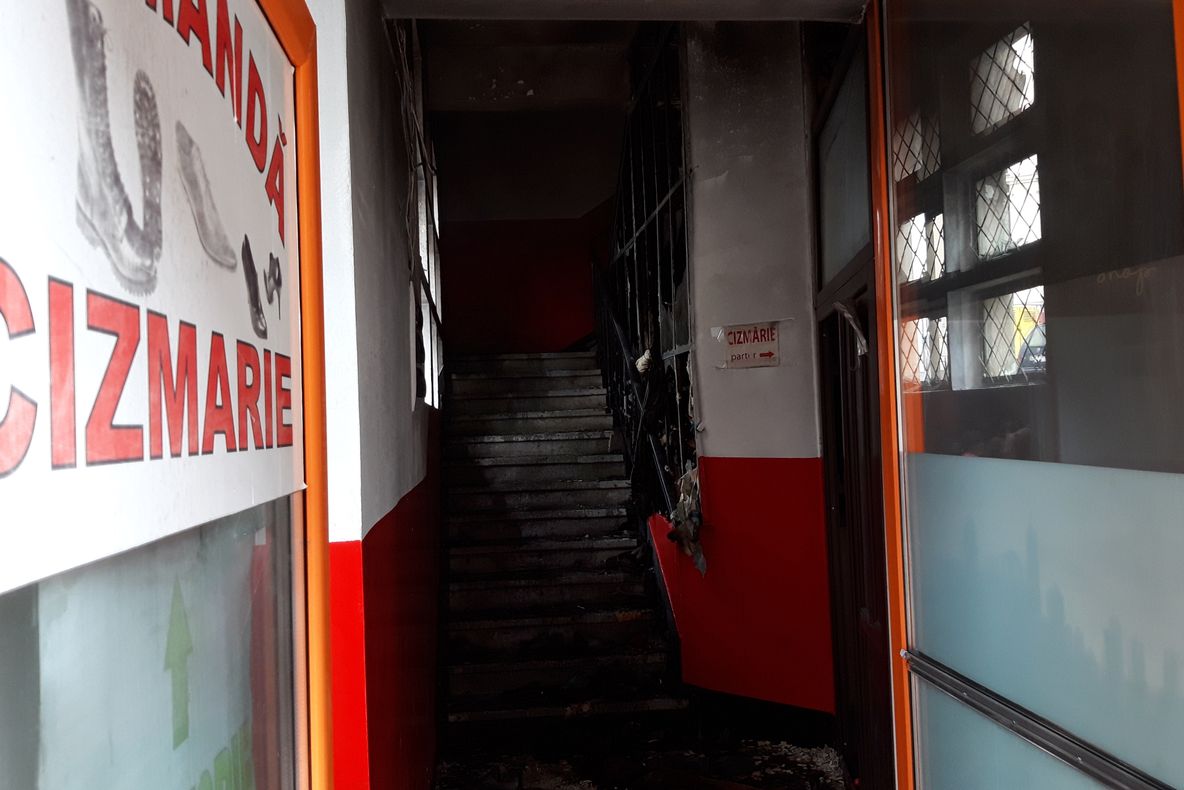 Incendiu la o cizmărie din municipiul Suceava. Un bărbat a avut nevoie de îngrijiri medicale VIDEO