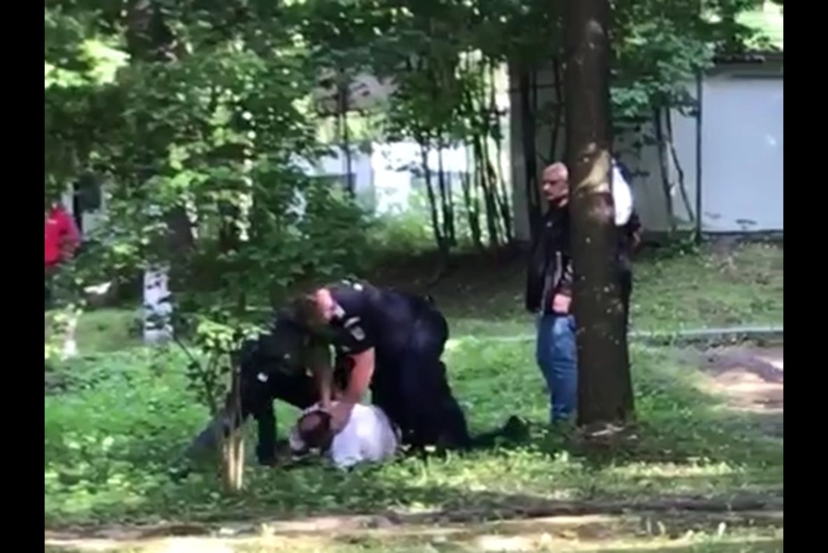 Bărbatul din Vatra Dornei imobilizat de jandarmi a murit la spital VIDEO