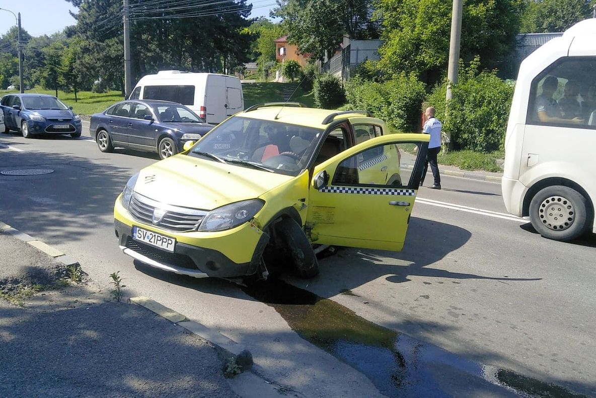 FOTO Accident rutier provocat de un taximetrist pe Calea Unirii