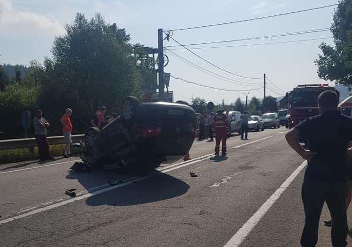 Un autoturism s-a răsturnat la Frasin și o persoană a fost transportată la spital FOTO