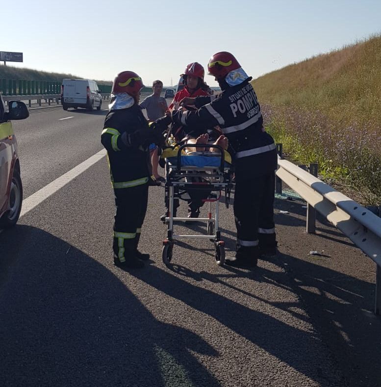 Un copil de 13 ani a fost rănit după ce o șoferiță neatentă a lovit un autoturism oprit pe marginea drumului