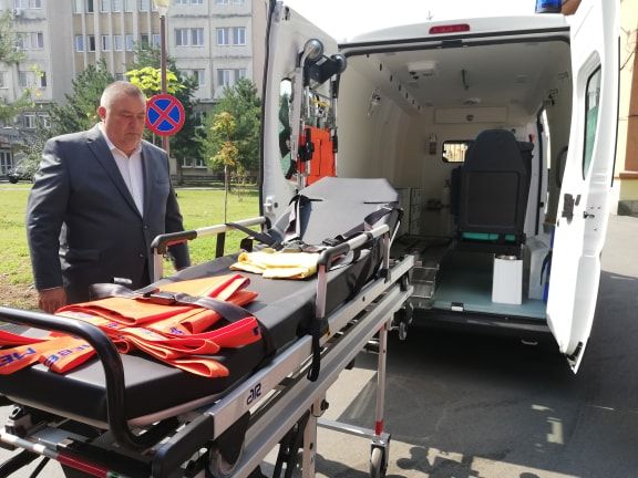 O șoferiță a intrat cu mașină în coliziune frontală cu un copac