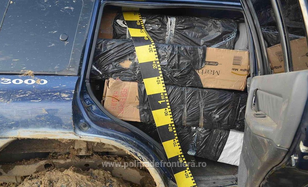 Un șofer urmărit de polițiștii de frontieră s-a răsturnat cu autoturismul plin cu țigări de contrabandă FOTO