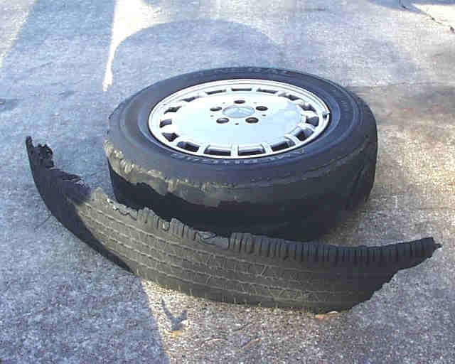 Un șofer a fost rănit după ce i-a explodat un cauciuc de la mașină