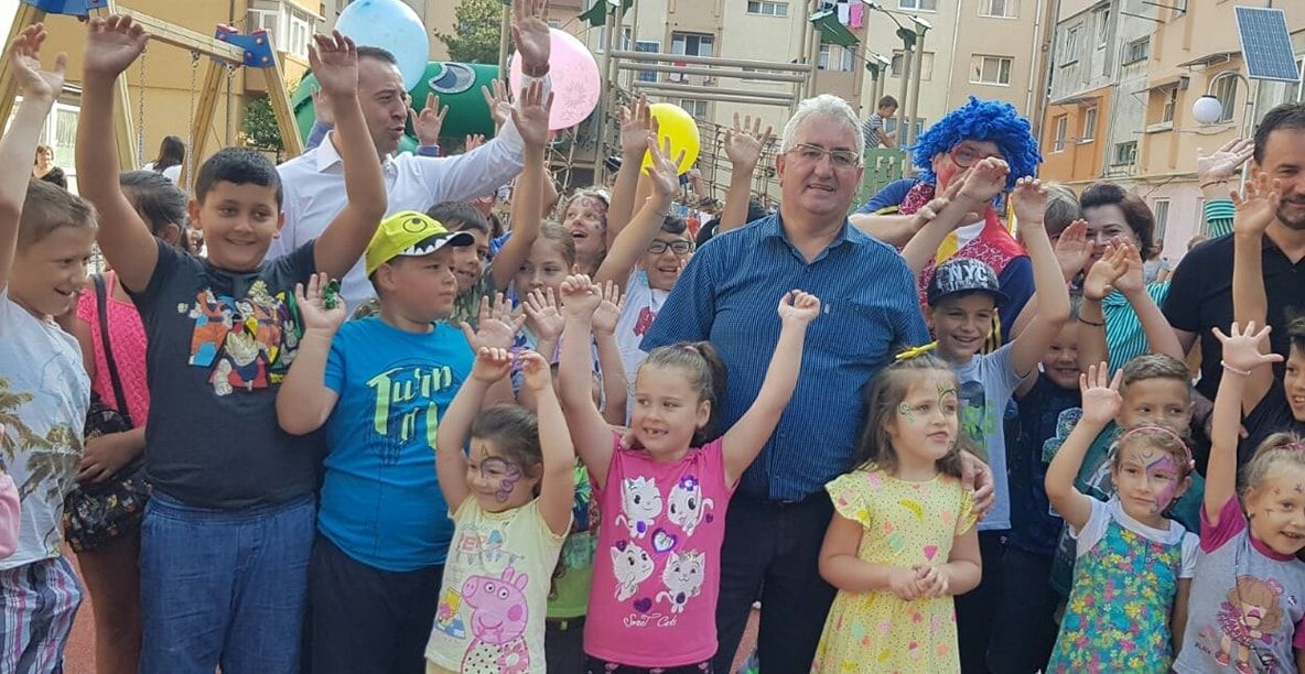 FOTO Spectacol cu clovn la inaugurarea unui loc de joacă în Burdujeni