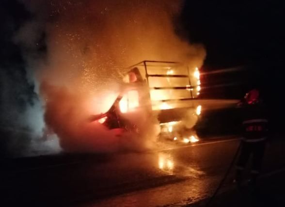 O autoutilitară a luat foc în mers, pe DN 17, la Stroiești FOTO