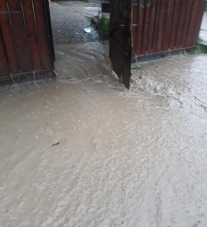 Gospodării inundate la Mironu și Vatra Dornei VIDEO