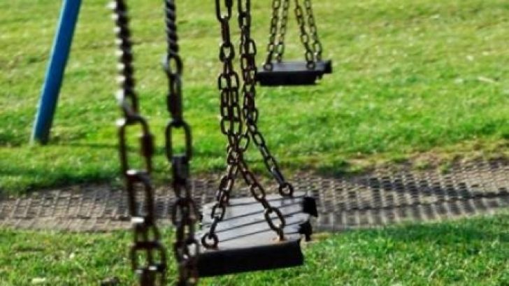 Un copil de opt ani a ajuns la spital după ce a căzut din leagăn