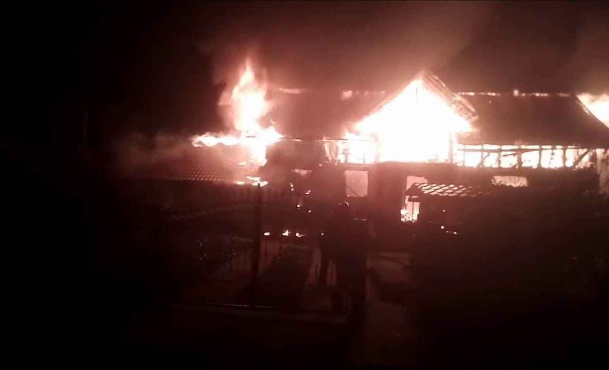 VIDEO Un incendiu violent a distrus o locuință din Câmpulung Moldovenesc. Proprietarii, plecați de o săptămână în străinătate