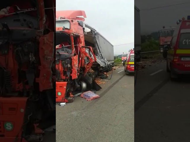 Accident rutier cu trei victime în urma coliziunii dintre un TIR și un camion FOTO VIDEO