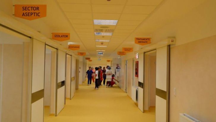 O femeie a ajuns la spital după ce balconul casei s-a rupt sub greutatea ei