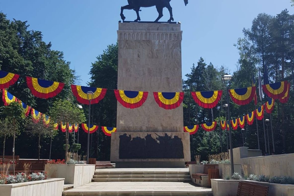 Depunere de coroane, marți dimineață, la statuia ecvestră a lui Ștefan cel Mare