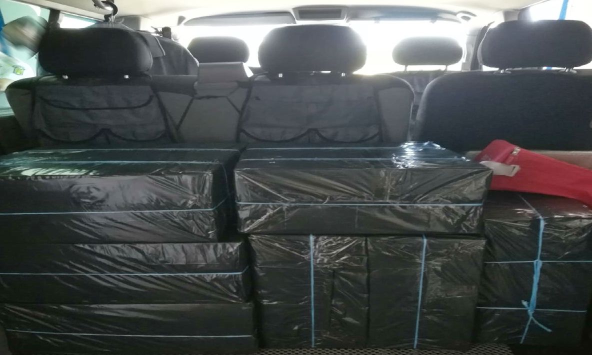 Țigări de contrabandă ascunse în pereții unui microbuz FOTO