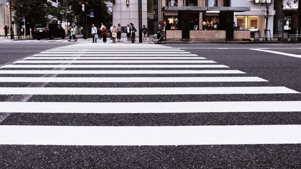 O femeie a fost accidentată grav pe o trecere de pietoni din municipiul Suceava