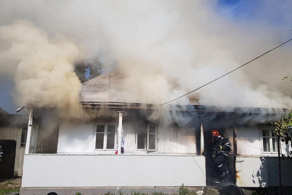 A vrut să aprindă focul în sobă cu benzină și a dat foc la gospodărie FOTO