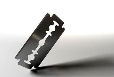 Un bărbat din Cajvana a ajuns la spital după ce a înghițit o lamă de ras