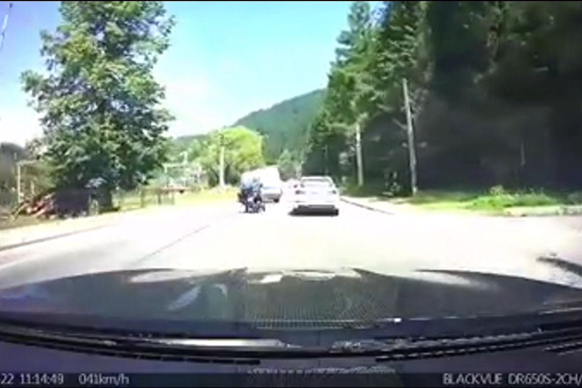 Motociclist rănit după coliziunea cu o autoutilitară VIDEO