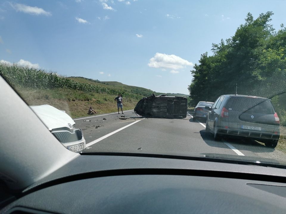 Două persoane au fost rănite, în urma coliziunii între trei autoturisme FOTO