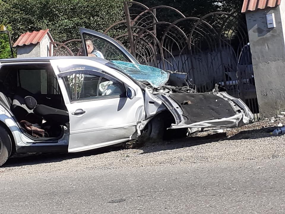 Accident grav la Vicovu de Jos. Un tânăr din Măneuți și-a pierdut viața după ce a intrat cu mașina într-un cap de pod FOTO