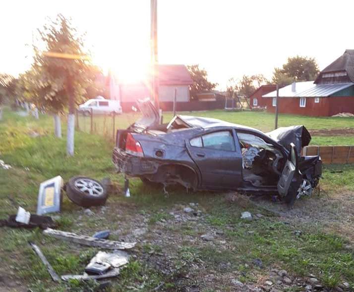 Un bărbat din Vicovu de Sus s-a urcat beat la volan și a intrat cu mașina într-un gard FOTO