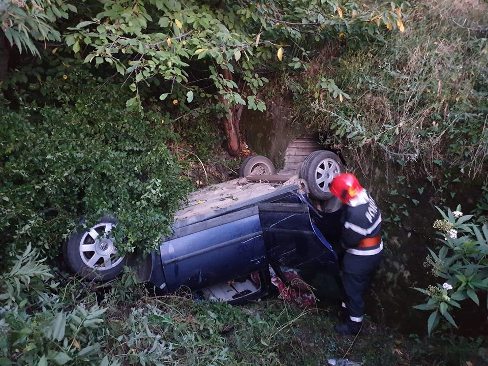 Accident rutier cu cinci răniți. O mașină a ieșit în afara părții carosabile, unde s-a răsturnat pe cupolă FOTO