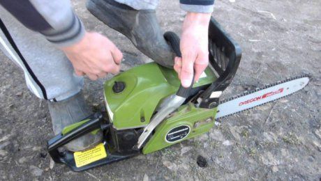 Bărbat din Adâncata tăiat accidental pe față cu drujba