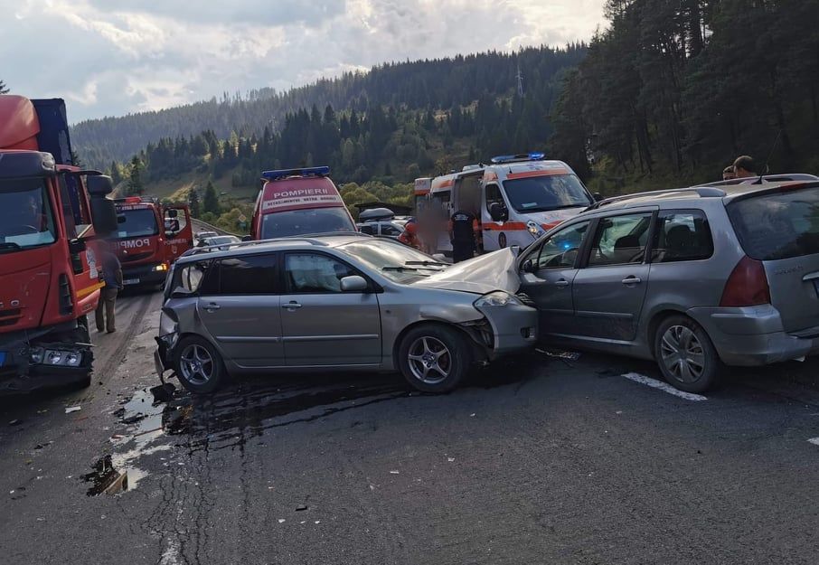Coliziune între trei autovehicule la Iacobeni. Patru persoane au fost rănite FOTO