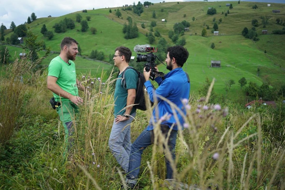 Jurnaliști de la Recorder, agresați în Suceava în timp ce filmau jaful din păduri