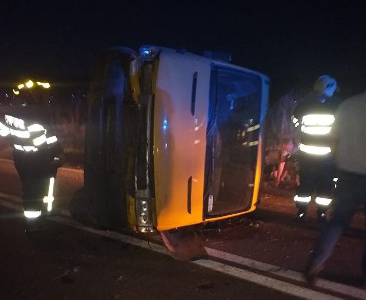 Un tânăr s-a răsturnat cu autoutilitara din cauza vitezei FOTO