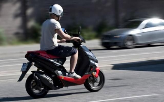 Doi tineri de 16 și 17 ani, prinși după ce au furat un motoscuter din curtea unei case