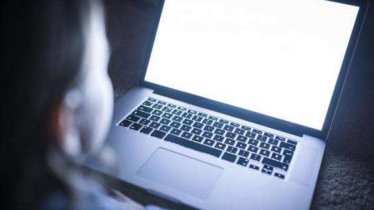 Un individ din Vadu Moldovei a fost arestat după ce a convins o fetiță de nouă ani să îi trimită poze indecente