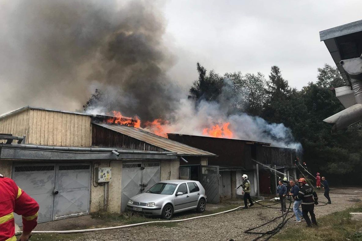 Incendiu la un ansamblu de garaje din municipiul Suceava VIDEO