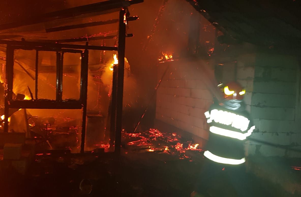 Incendiu la o gospodărie din satul Suha. Flăcări puternice au cuprins o casă și o anexă VIDEO